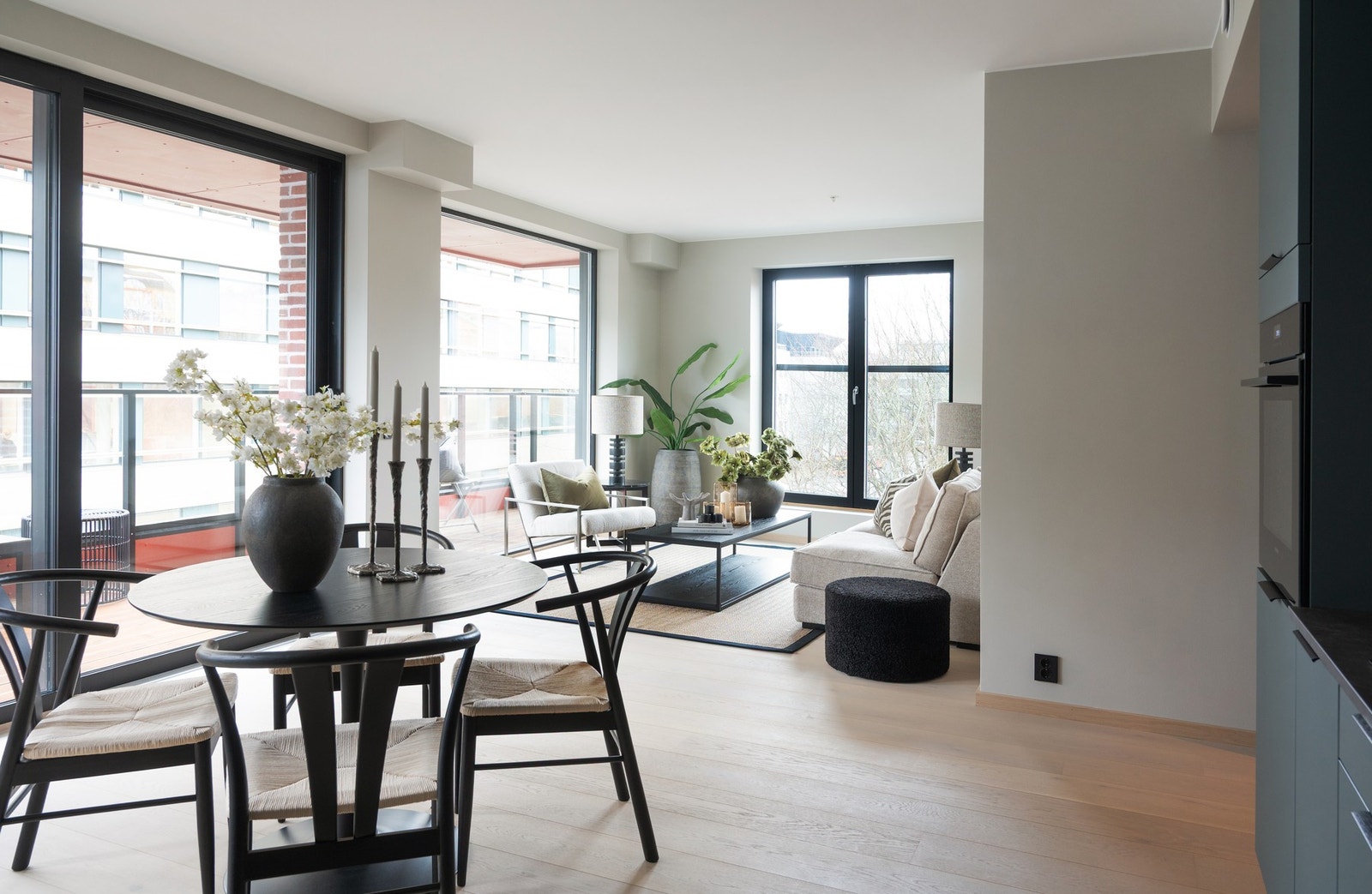 Leiligheten har store vindusflater fra 3 sider som skaper en lys og innbydende atmosfære. Galleribilde