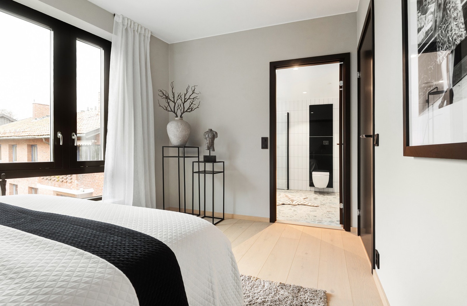 Hovedsoverom med en suite løsning til eget baderom. Galleribilde