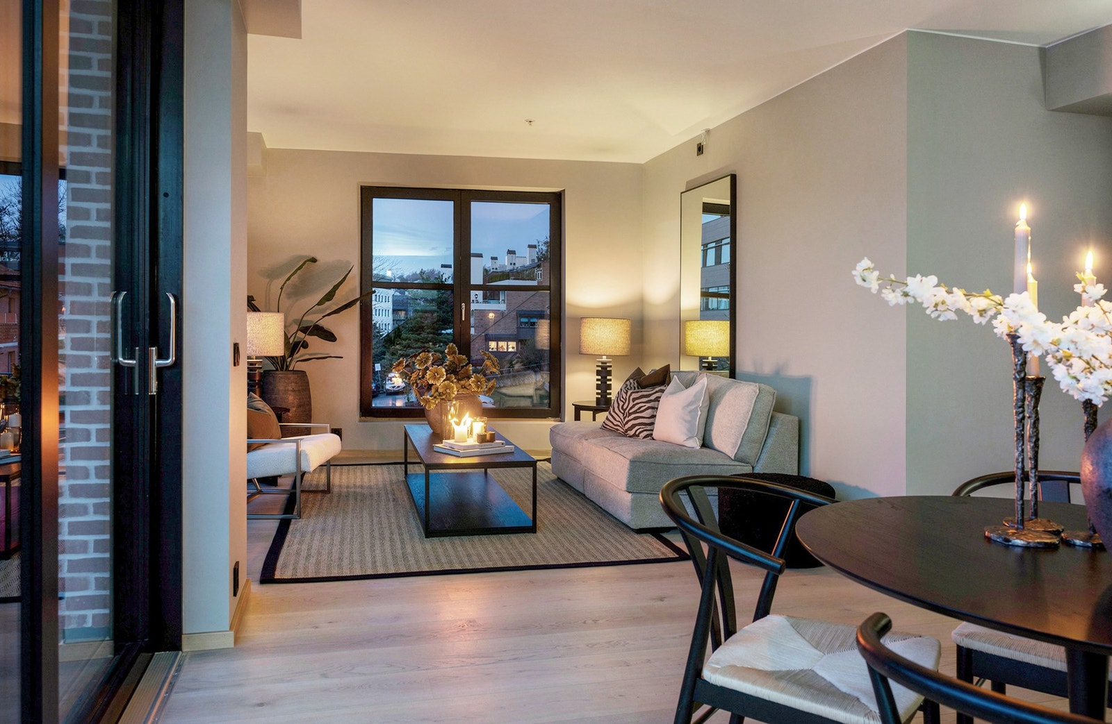 Kveldsstemning, stue med god takhøyde og store vindusflater. Galleribilde