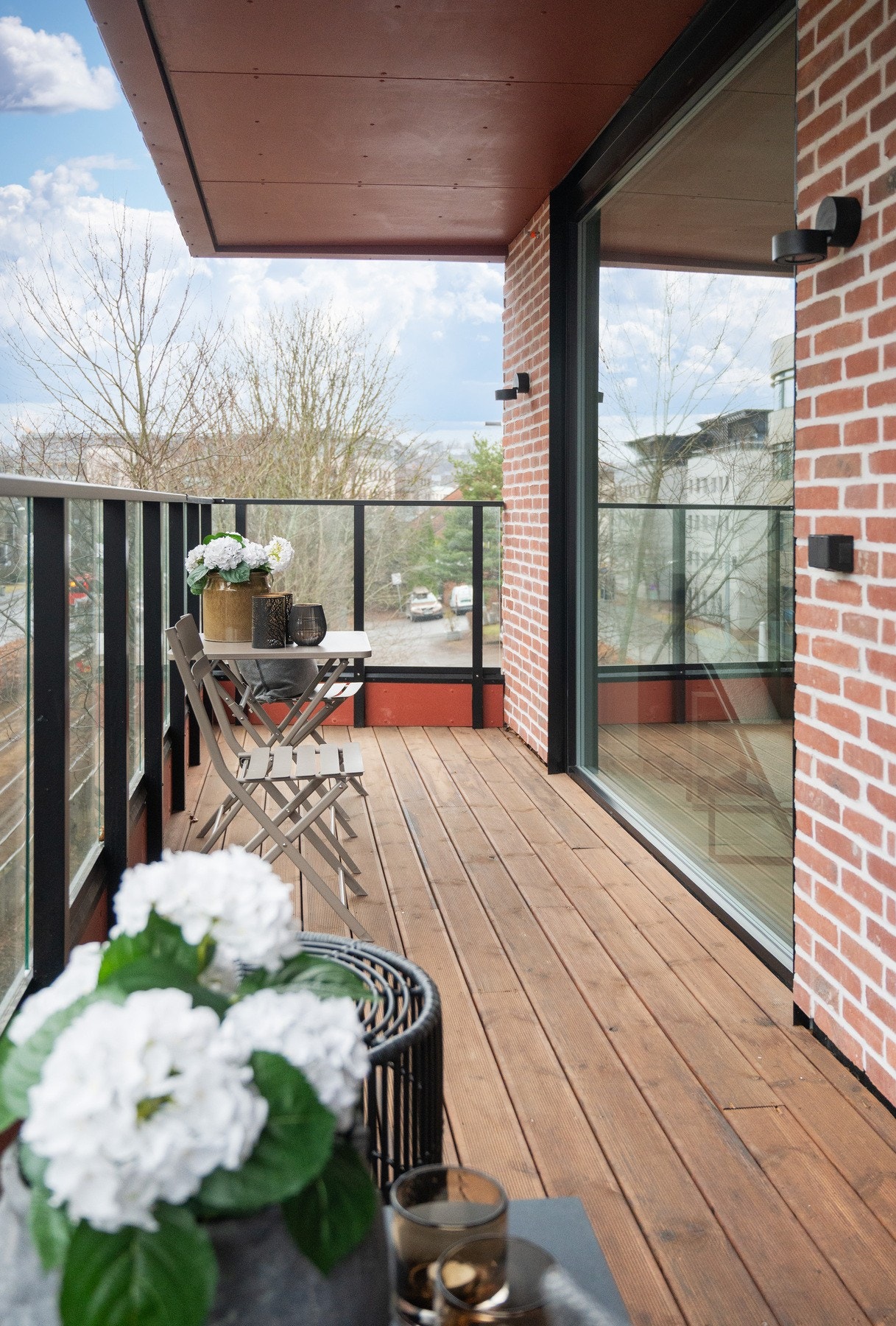 Balkongen er overbygget og lun som gir muligheter for bruk året rundt. Galleribilde