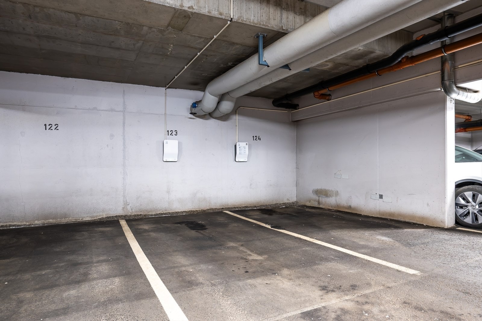 Det medfølger parkeringsplass med elbillader. Galleribilde