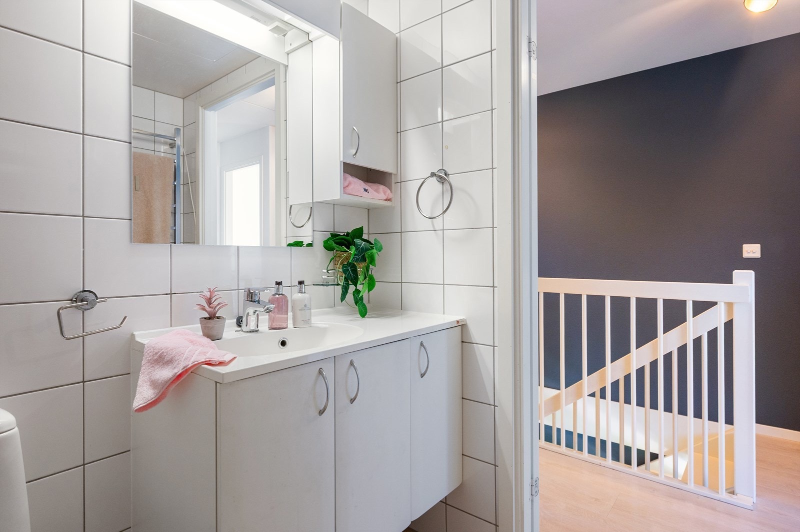 Servant med ettgreps blandebatteri og moderne, vegghengt toalett med utenpåliggende sisterne. Det er også opplegg for vaskemaskin. Galleribilde