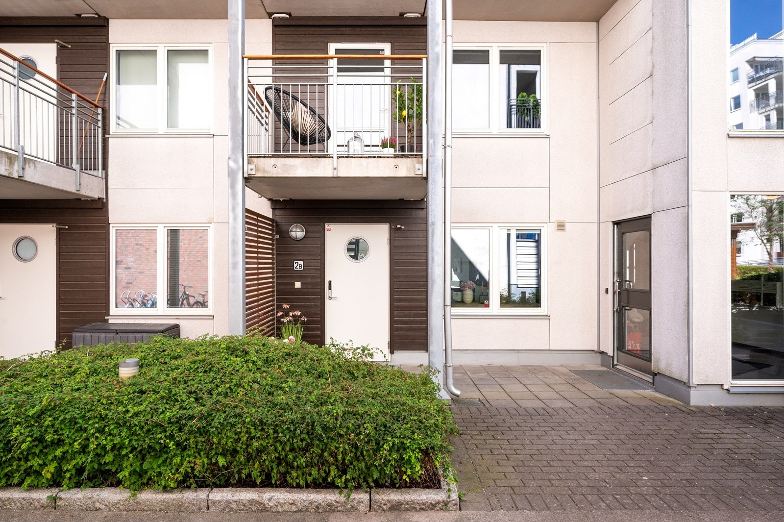 Fellesområdene er pent opparbeidet med gangstier, hekk og gressplen. Galleribilde