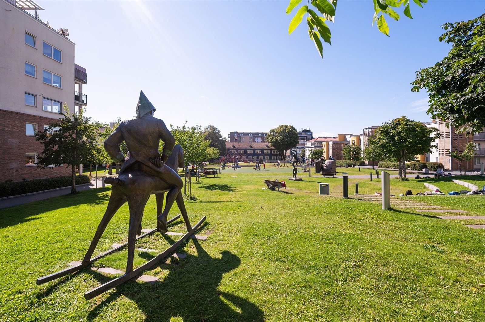 Løren har flott parkanlegg med blant annet Peer Gynt-statuer. Galleribilde