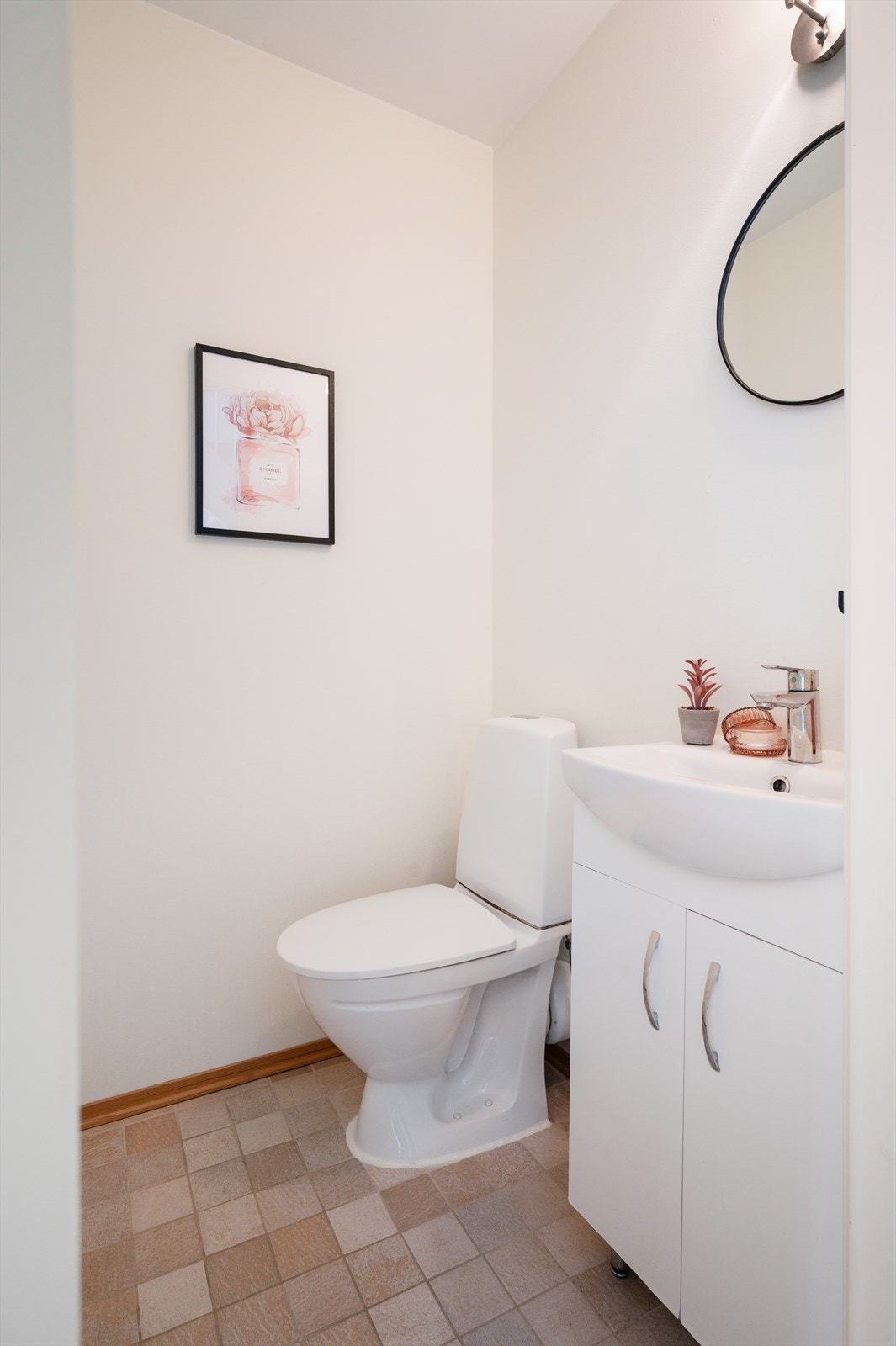 Praktisk WC med flislagt gulv, malte vegger og malt himling. Galleribilde