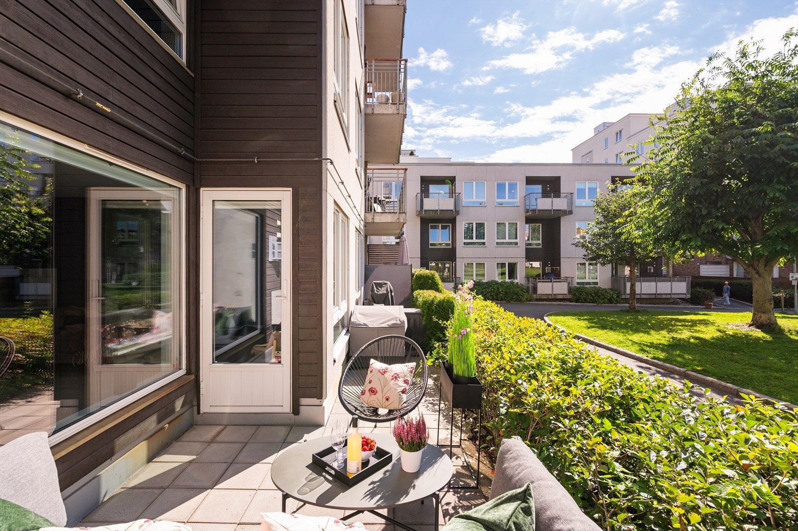 Terrassen fungerer som en naturlig forlengelse av stuen og gir en fin overgang mellom inne- og uteområdet. Her er det god plass til sittegruppe, grill og beplantning - perfekt for hyggelige sommerkvelder. Galleribilde