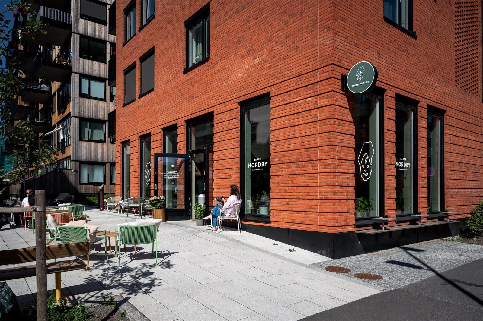 Baker Nordby ligger ca. et minutt fra boligen. Galleribilde