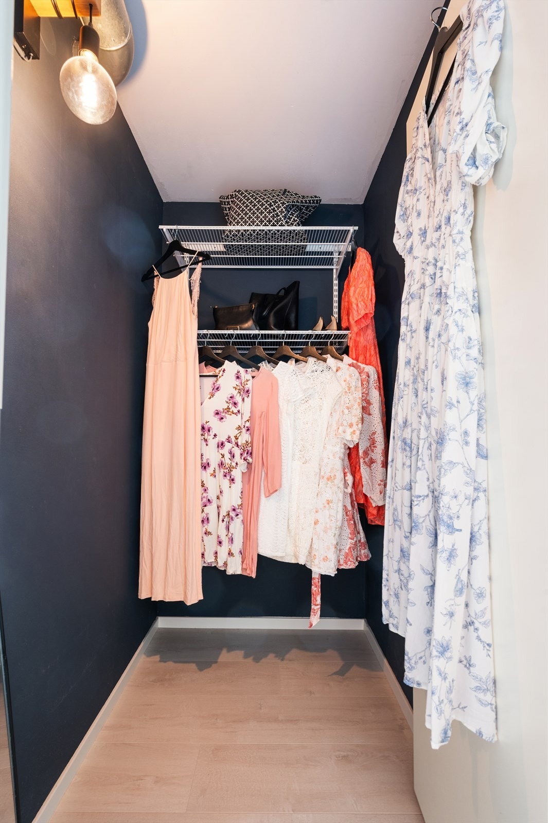 Fra hovedsoverommet har du tilgang til en romslig og praktisk walk-in closet med gode lagringsmuligheter. Galleribilde