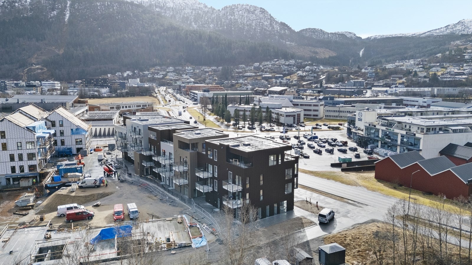 Sameiget ligg sentralt plassert i Førde - Øyrane senter med bla. Rema1000 ligg rett over vegen Galleribilde