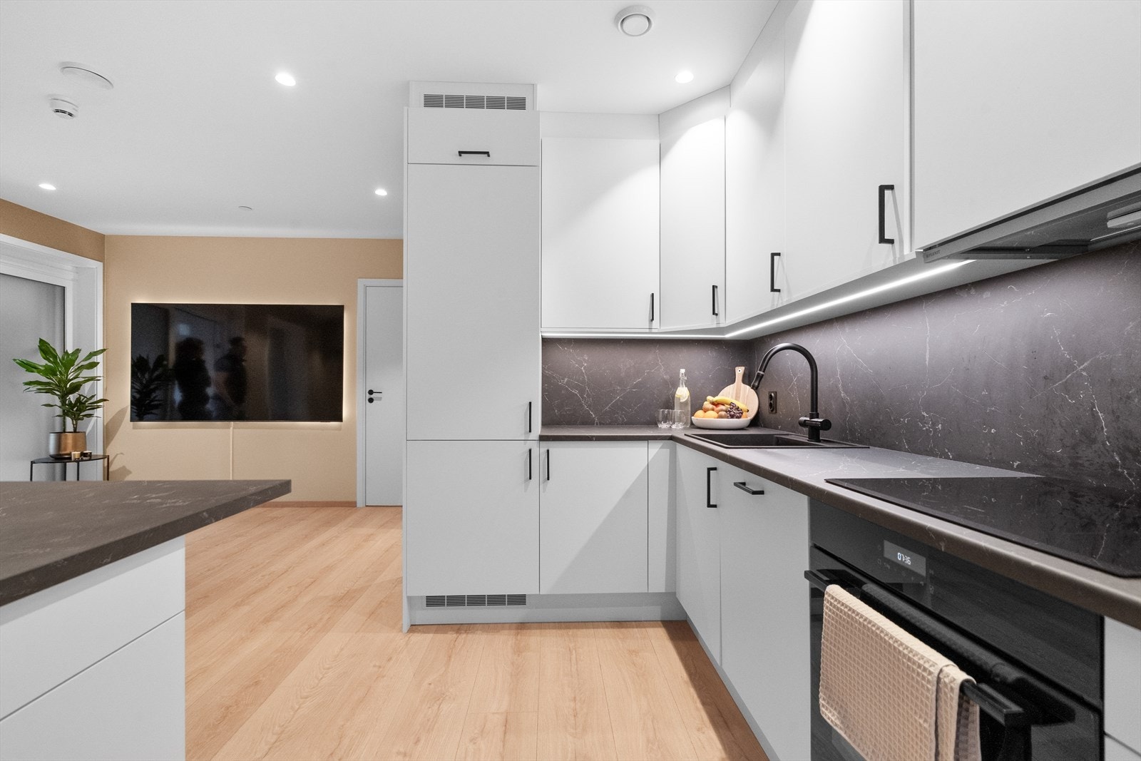 Kjøkkenet er påkosta med bla. ekstra halvøy med sitteplasser rundt Galleribilde