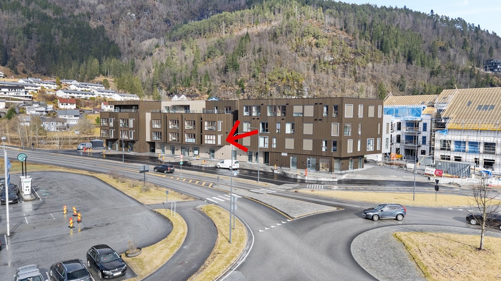 Leiligheita ligg i byggets 2.etg. med innglassa balkong i fasade mot sør Galleribilde