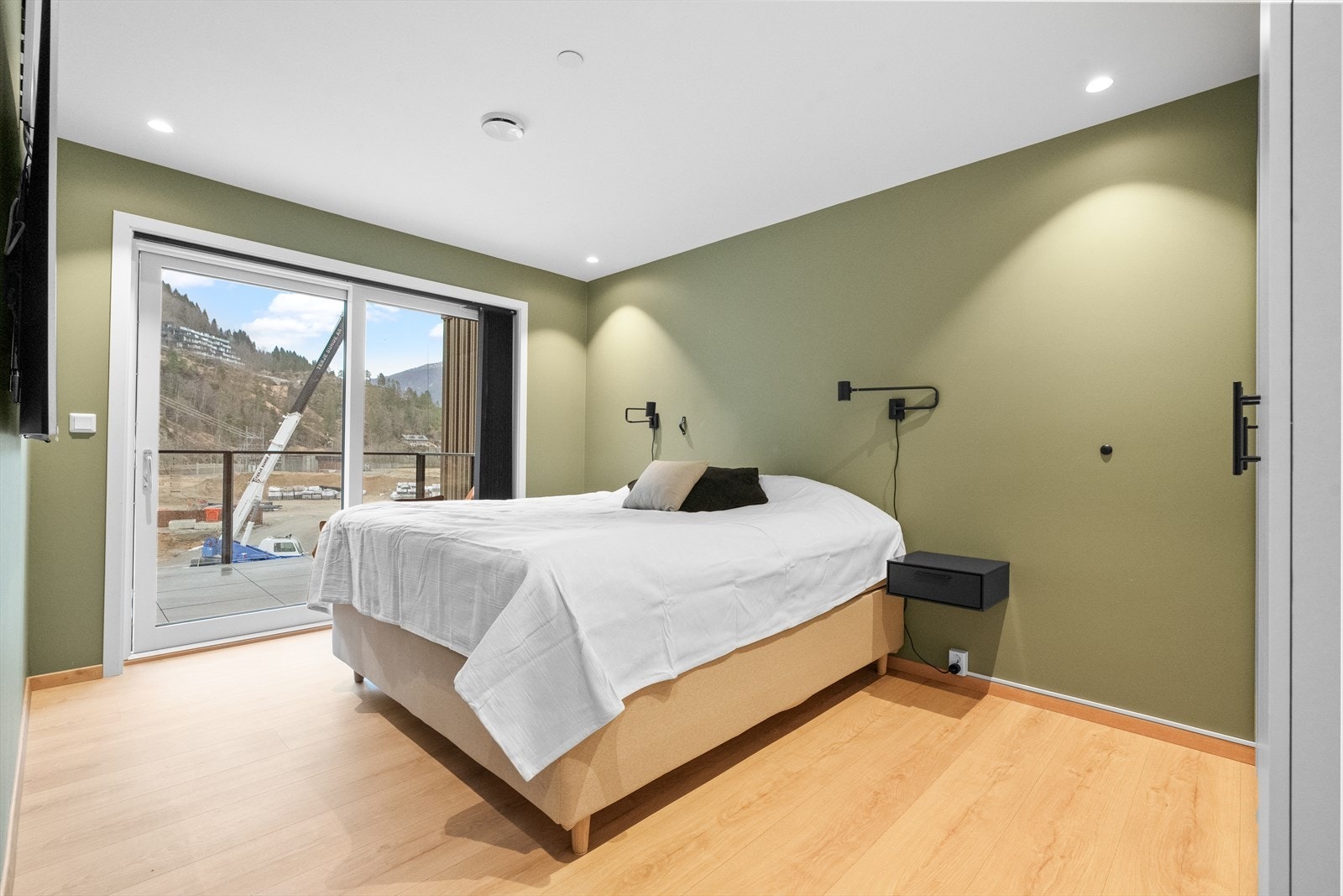 Hovudsoverommet er av god størrelse med garderobeskap, oppheng for TV på vegg og adkomst ut på østvendt balkong Galleribilde