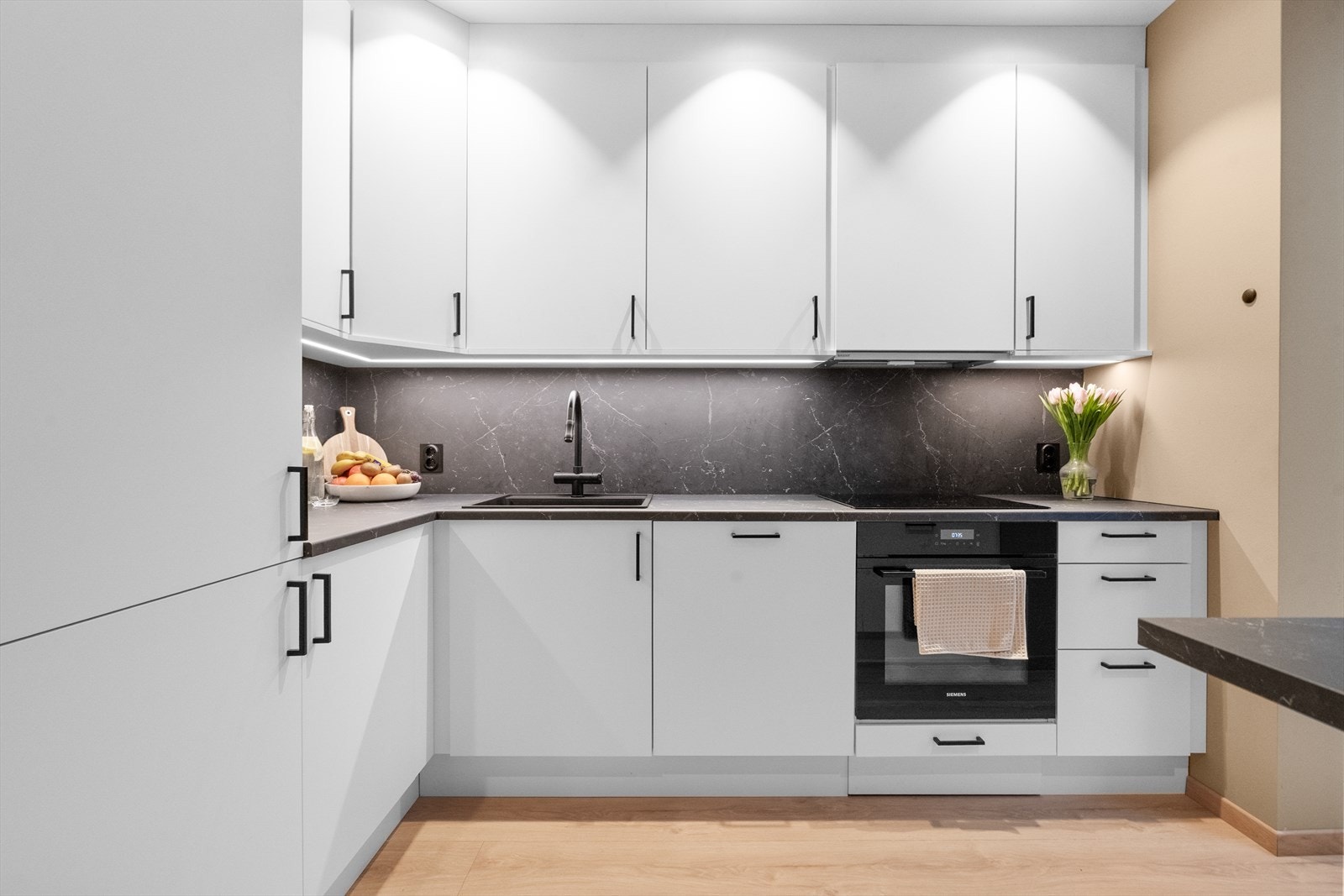 I sokkel under kjøkkenet (steikeovnen) er det garasje for robotstøvsuger Galleribilde