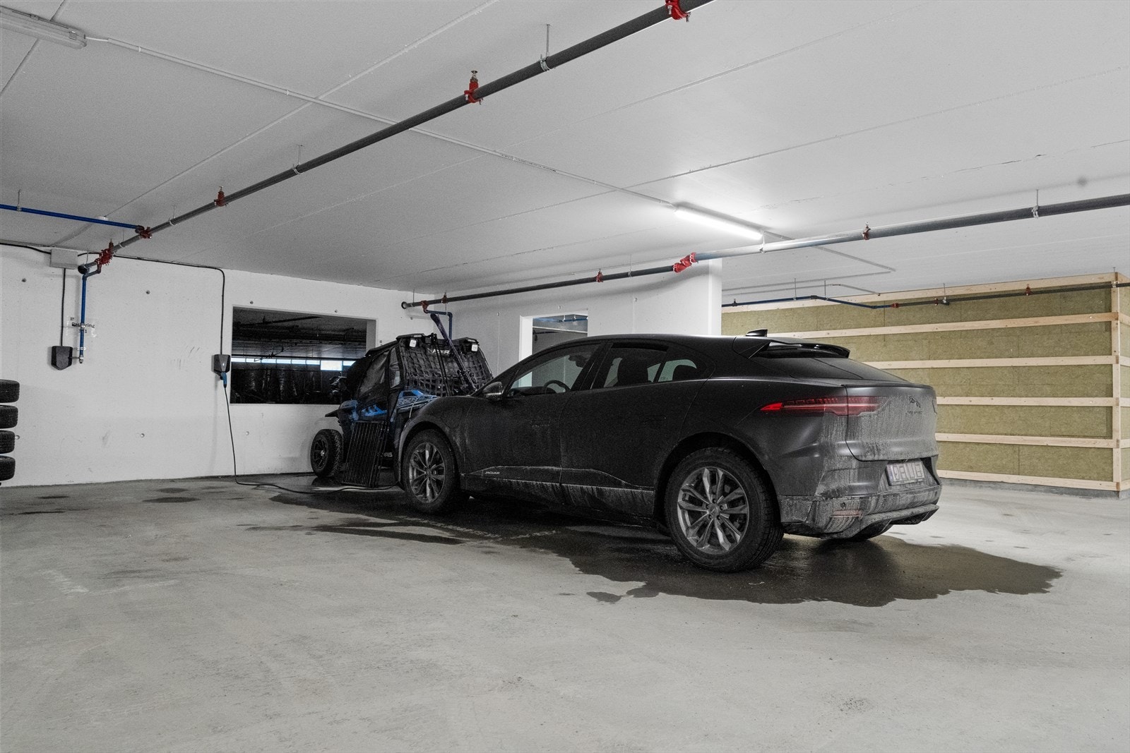 Fast plass i felles garasjeanlegg - om du treng meir plass er det mulig å leie og/eller kjøpe ekstra plass Galleribilde