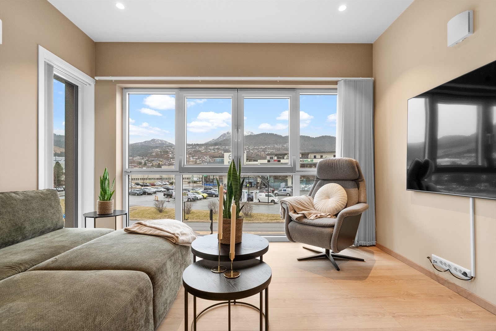 Innglassa balkong er oppgradert med varme i golv og spottar i himling, og er brukt som ei ekstra stove Galleribilde