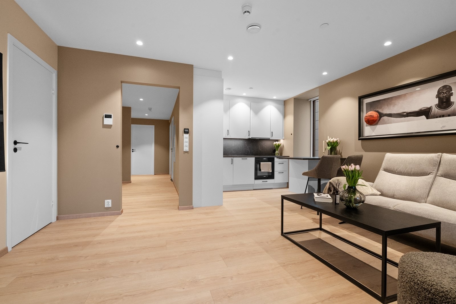 Stove / kjøkken i opa løysing - leiligheita har gjennomgåande høg standard Galleribilde