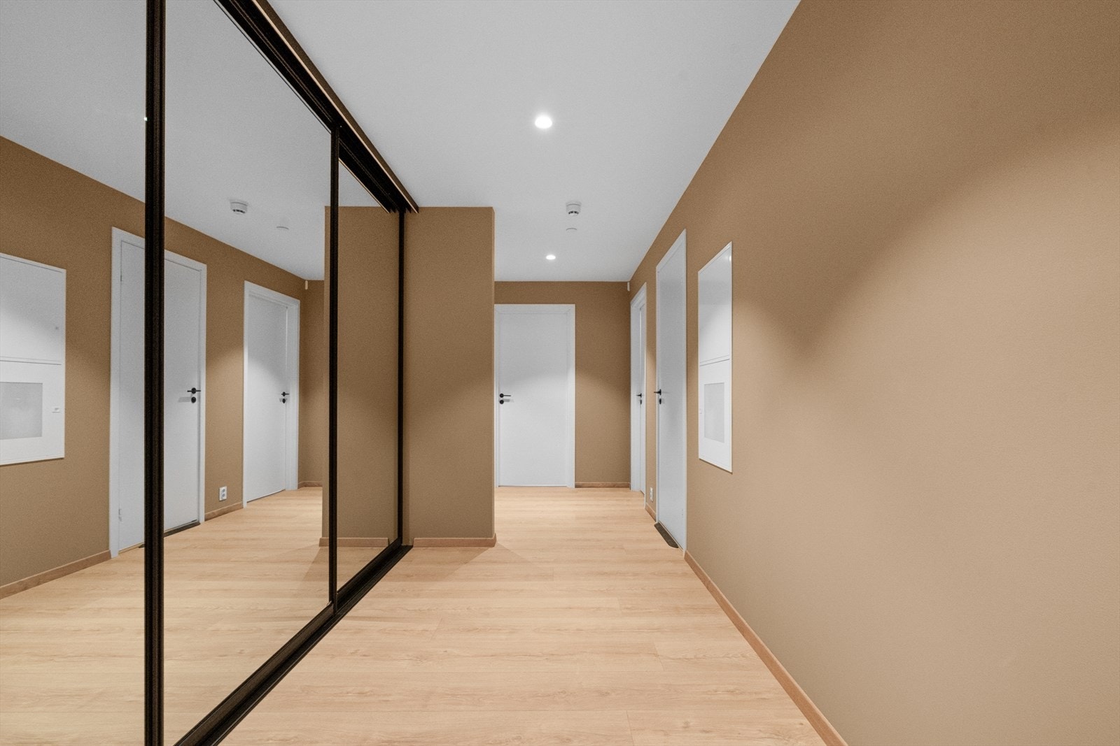 I gangen er det montert ei romsleg skyvedørsgarderobe frå Sigdal Galleribilde