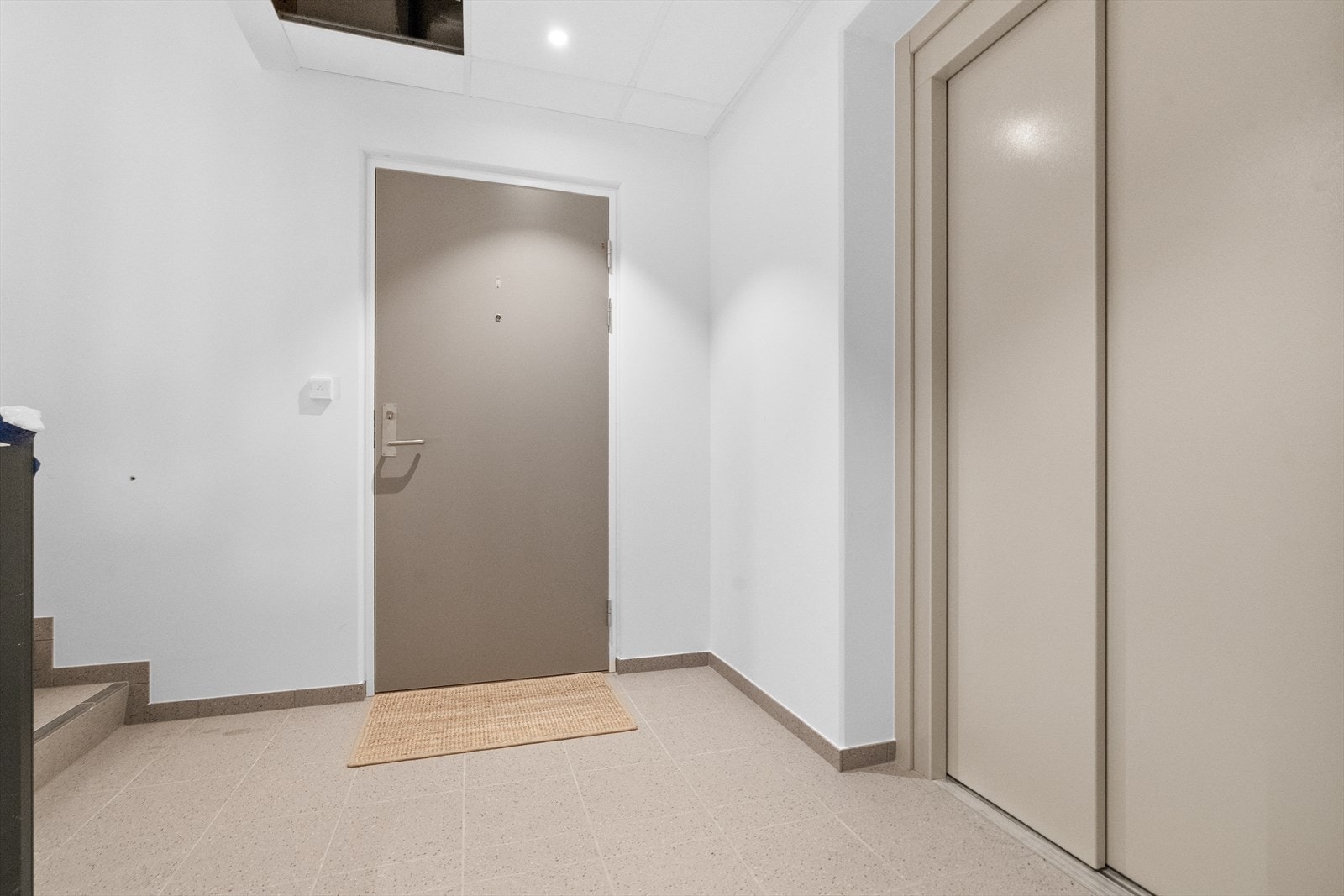 Adkomst til leiligheita er via heis eller trapp Galleribilde