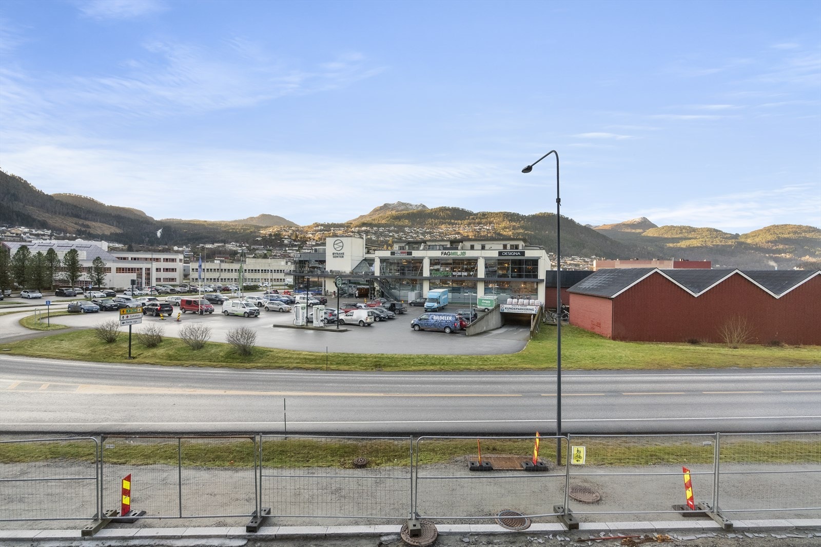 Flott utsikt mot sør/vest - Øyrane senter ligg rett over vegen med bla. REMA1000 Galleribilde