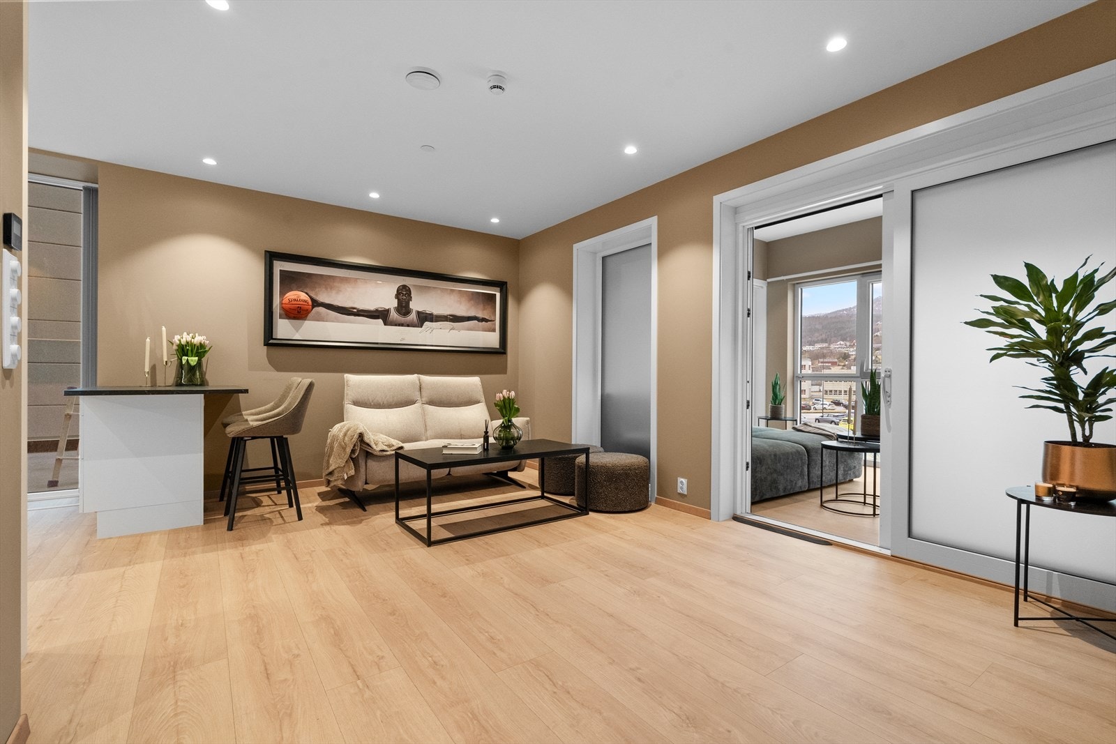 Frå stova er det adkomst ut til innglassa balkong Galleribilde