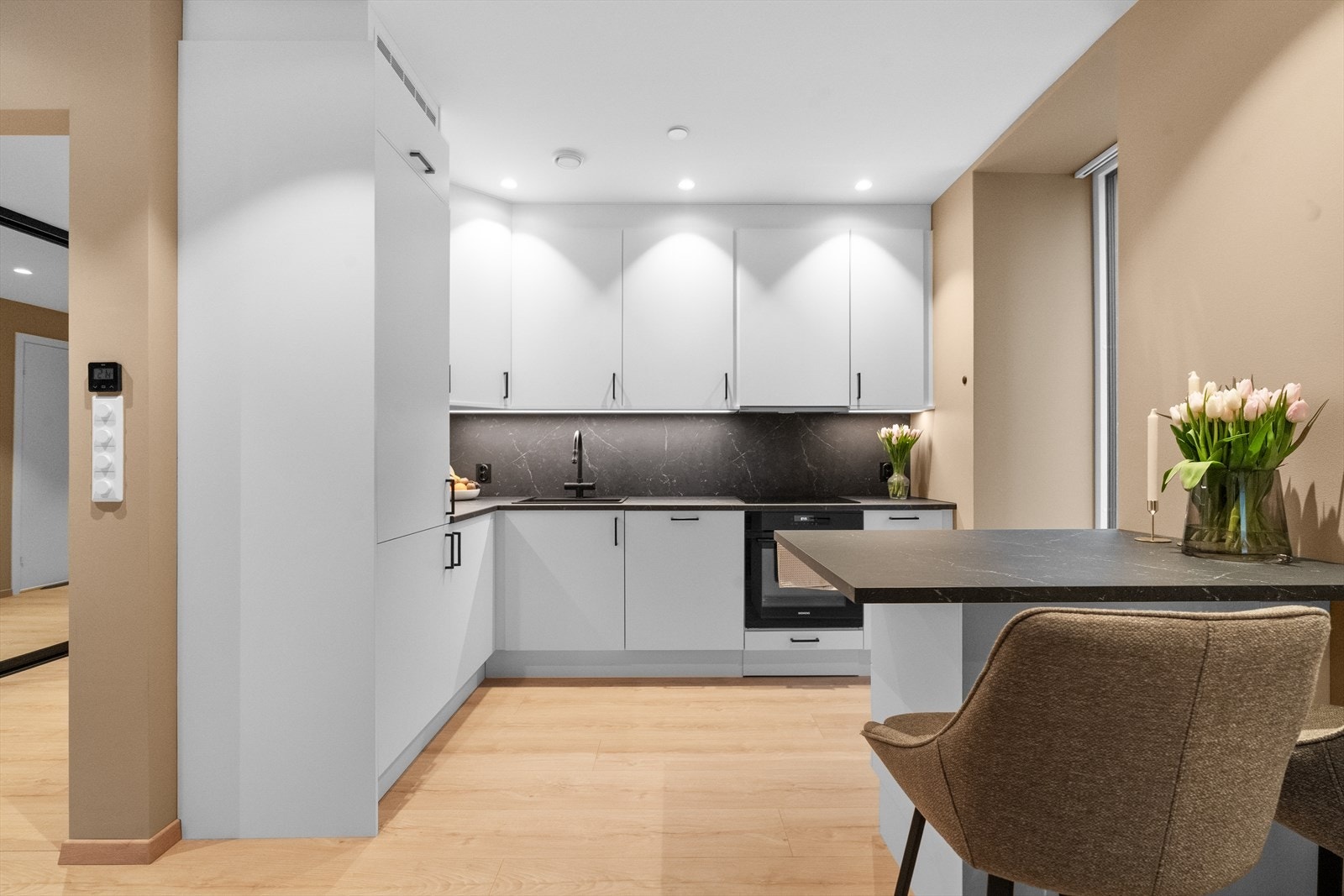 Lekkert kjøkken frå Sigdal med integrerte kvitevarer frå Siemens Galleribilde