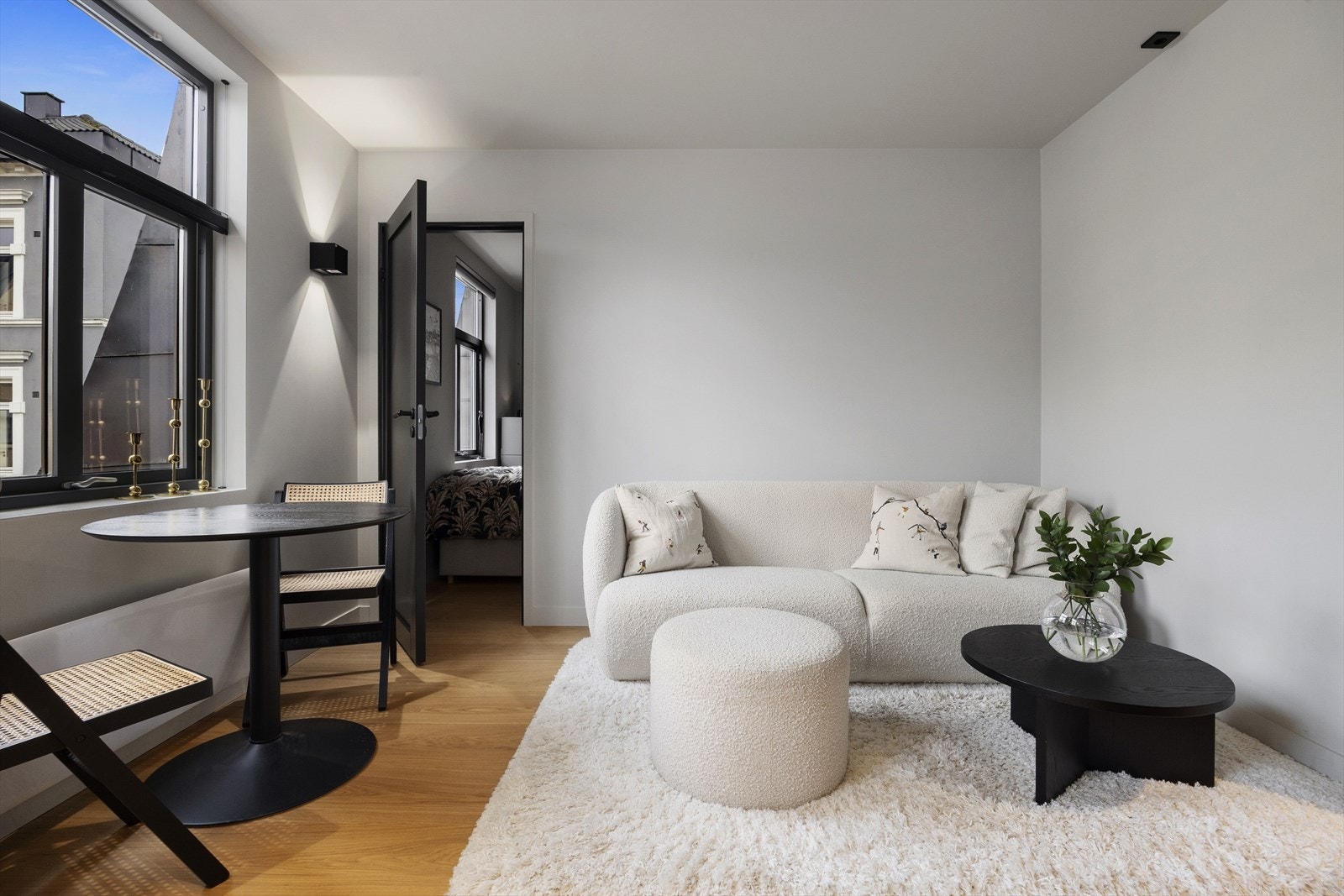 I stuen er det plass til både sofa og spisebord med tilhørende møblement Galleribilde