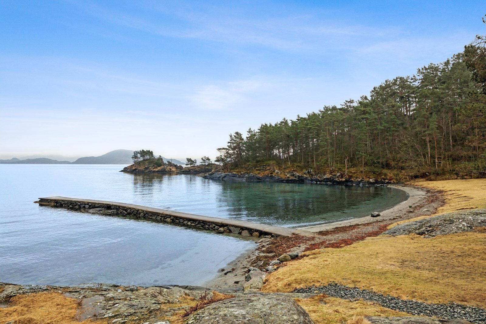 Det er kort vei til fine turområder og badeplasser ved sjøen. Galleribilde