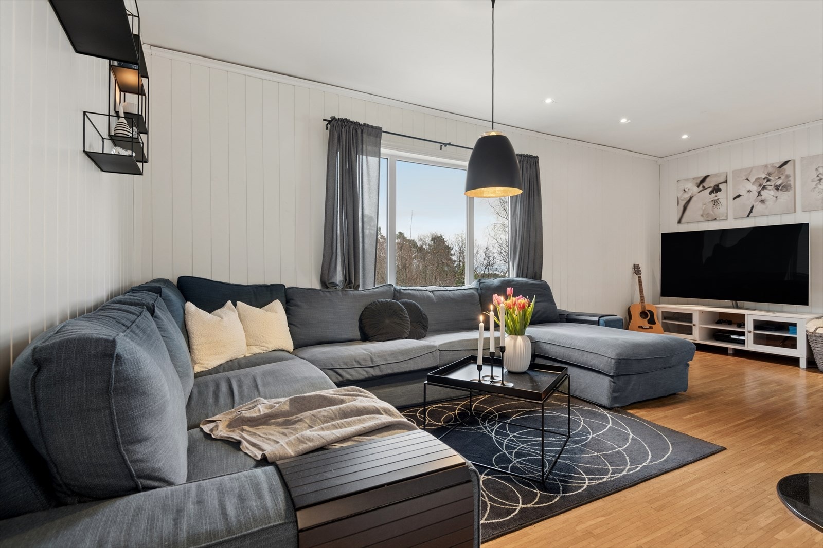 Store vinduer som slipper inn godt med dagslys. Galleribilde