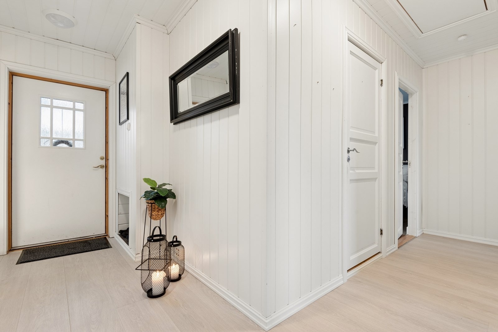 1. etasje har entrè/gang som ønsker deg velkommen inn. Galleribilde