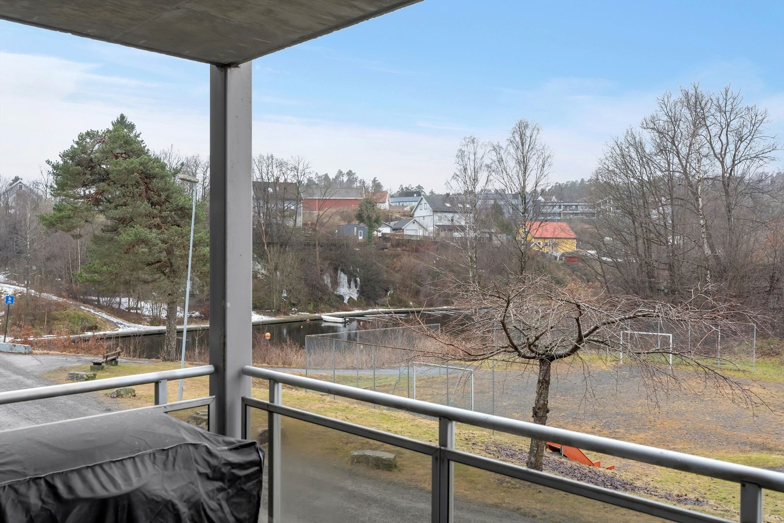 Fra balkongen har du flott utsikt ned mot Stømskanalen og friområder Galleribilde