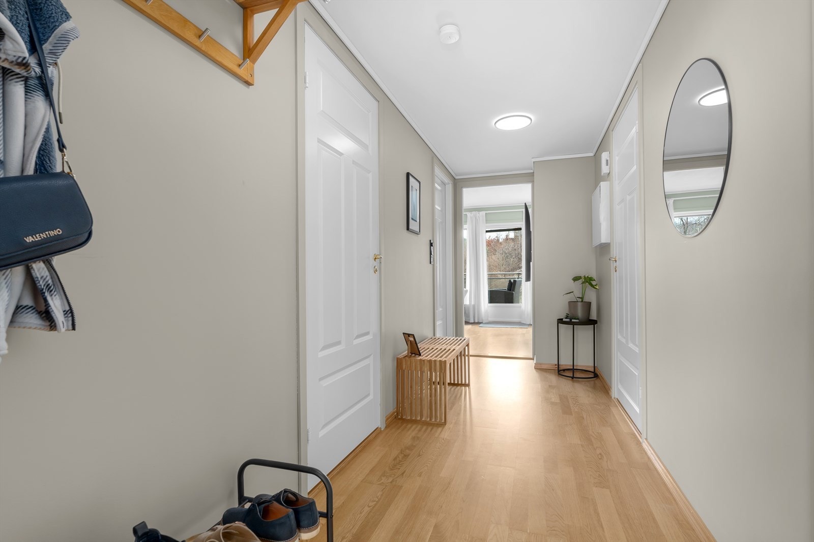 Romslig inngangsparti og gang Galleribilde