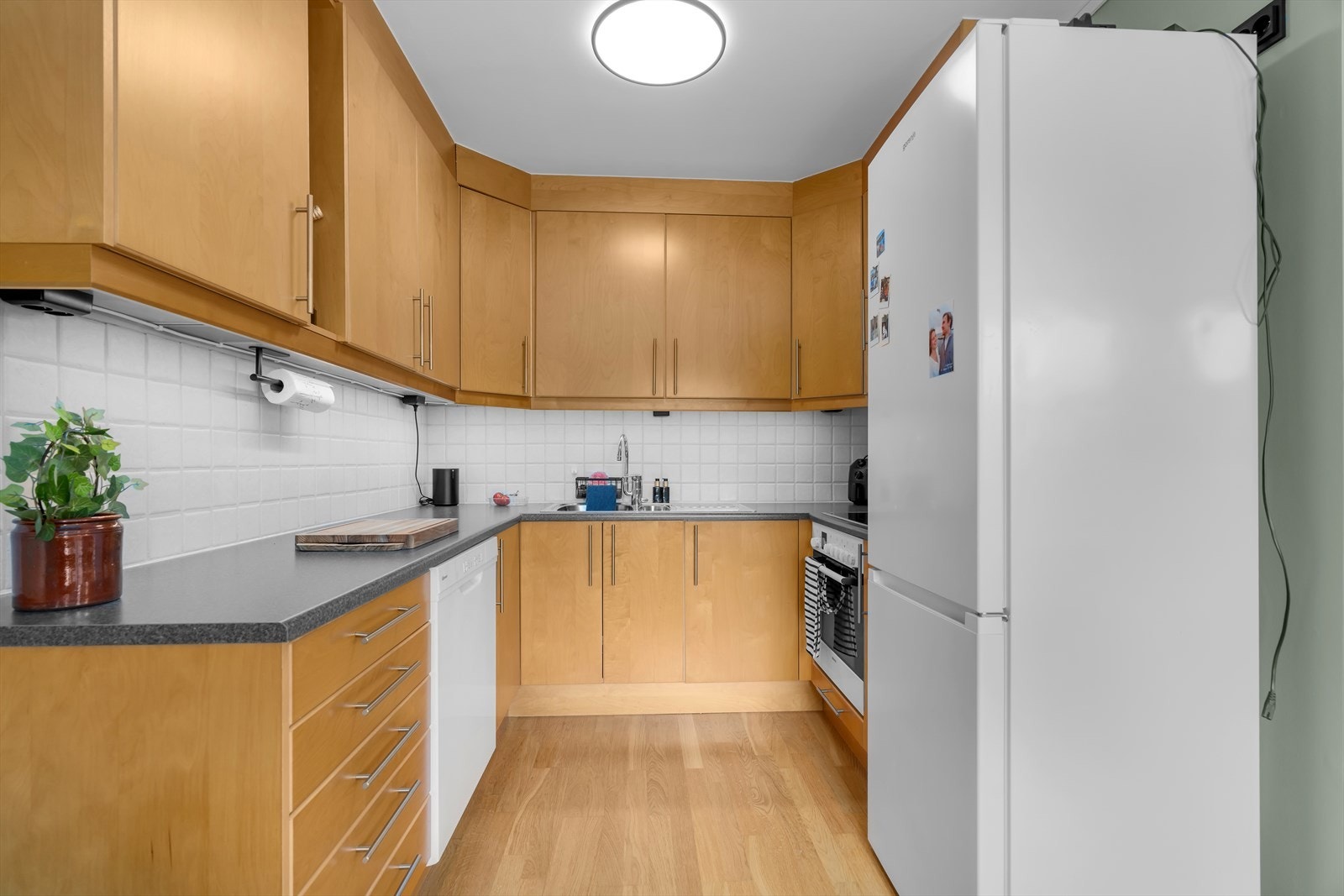 Kjøkkenet har godt med skap og benkplass. Galleribilde