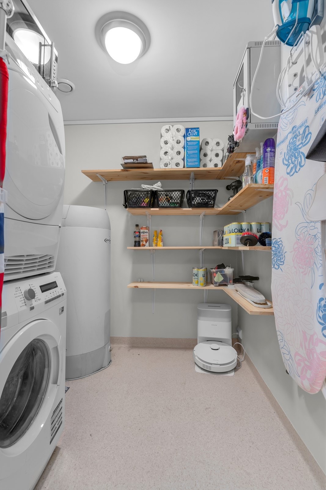 Praktisk vaskerom med gode oppbevaringsløsninger. Galleribilde