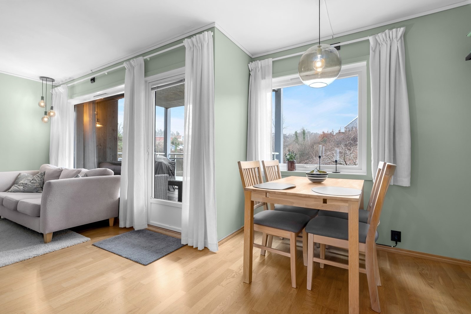 Vindusflatene bidrar til godt med naturlig lysinslipp. Galleribilde