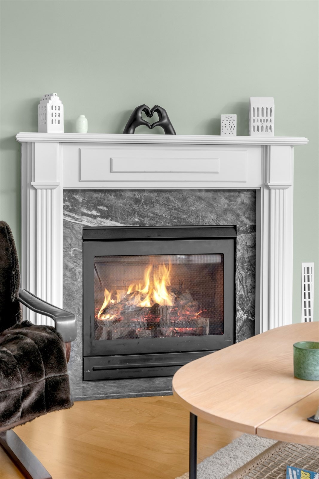 Klassisk innrammet gasspeis som varmer godt på kjølige dager. Galleribilde