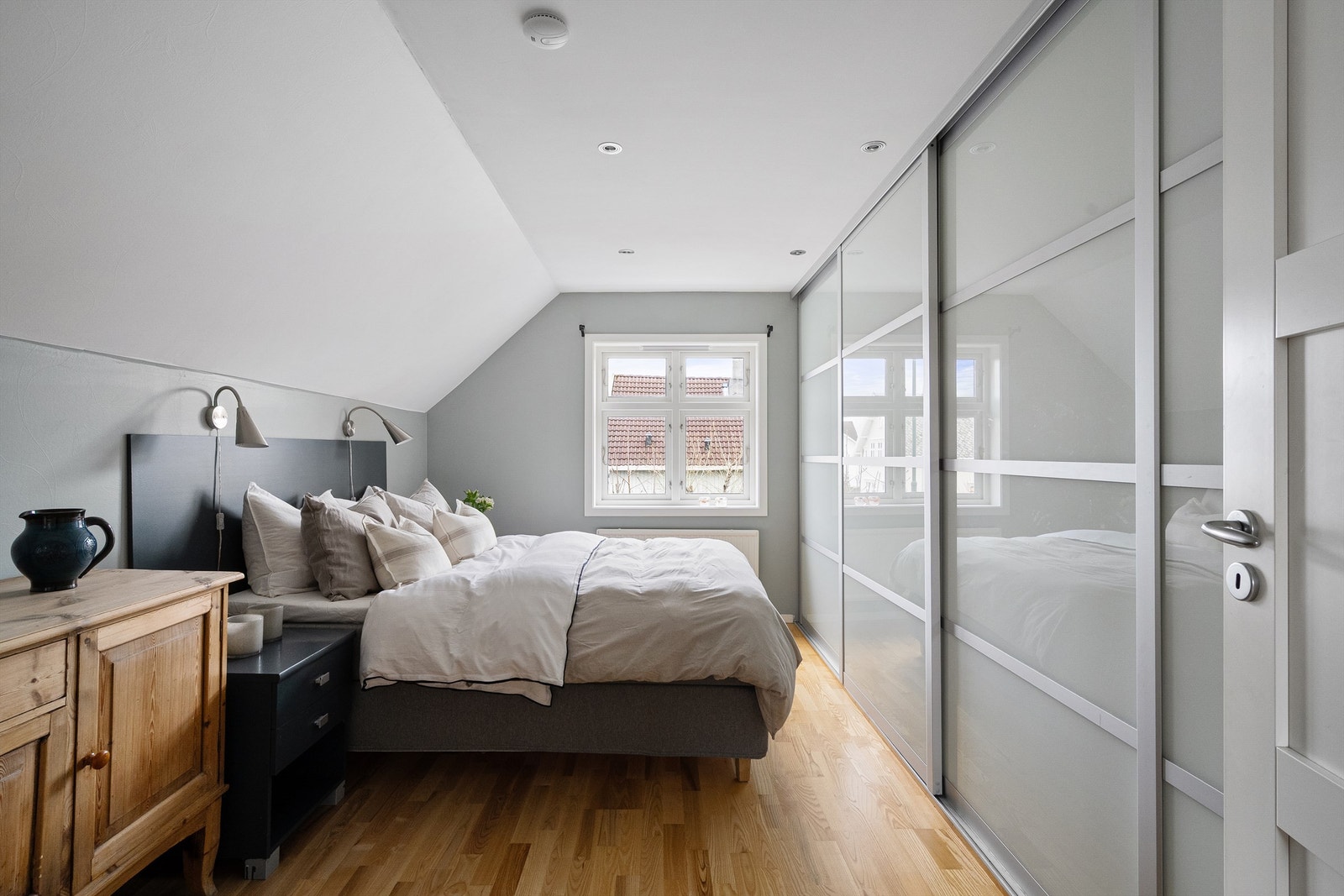 Hovedsoverom med stor garderobeløsning. Galleribilde
