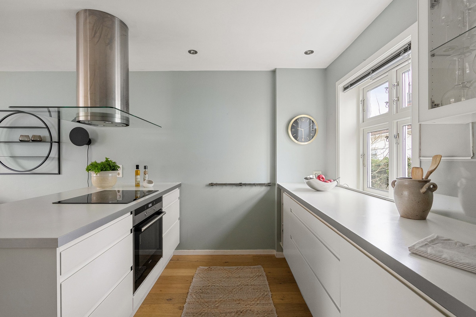 Delikat kjøkken fra Norema med hvite, slette fronter. Galleribilde