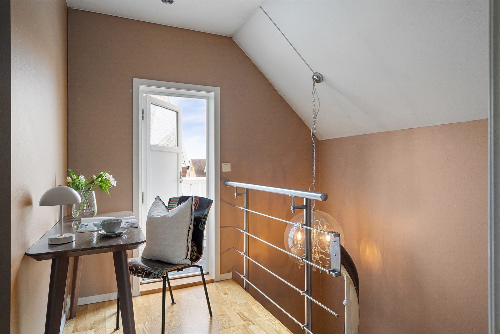 Direkte utgang til koselig balkong. Galleribilde