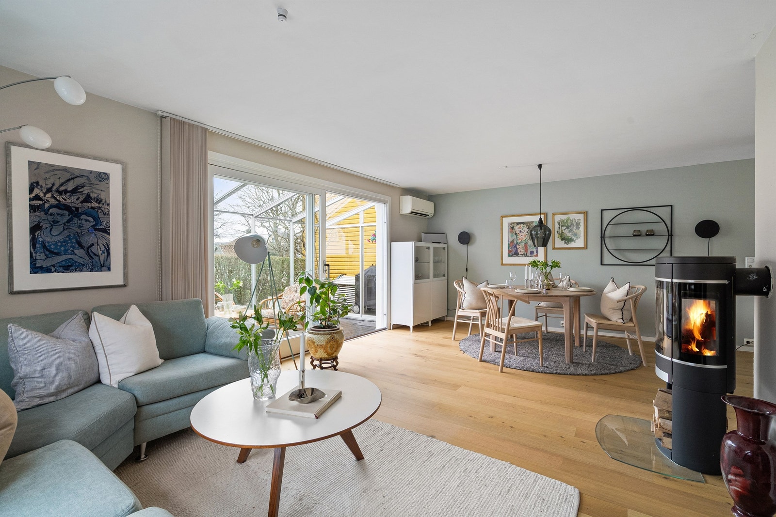 Lys og luftig stue med god plass til møblement. Galleribilde