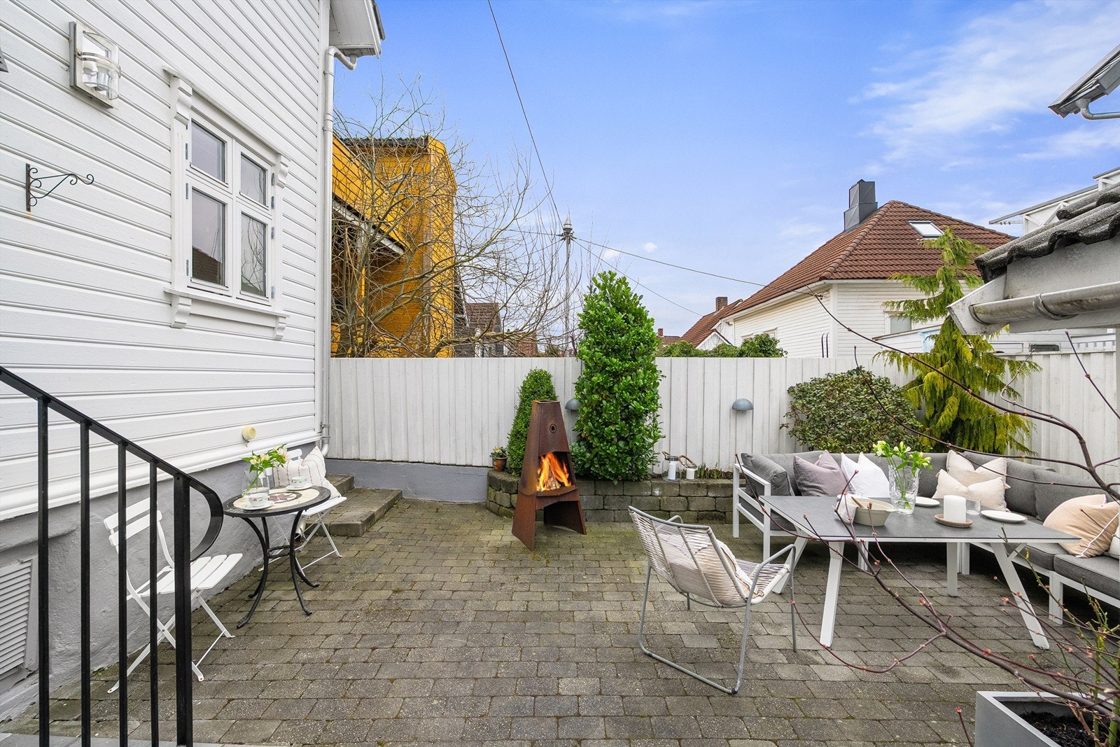 Koselig og skjermet bakgård, et perfekt sted for rolige stunder og hyggelige sammenkomster. Galleribilde