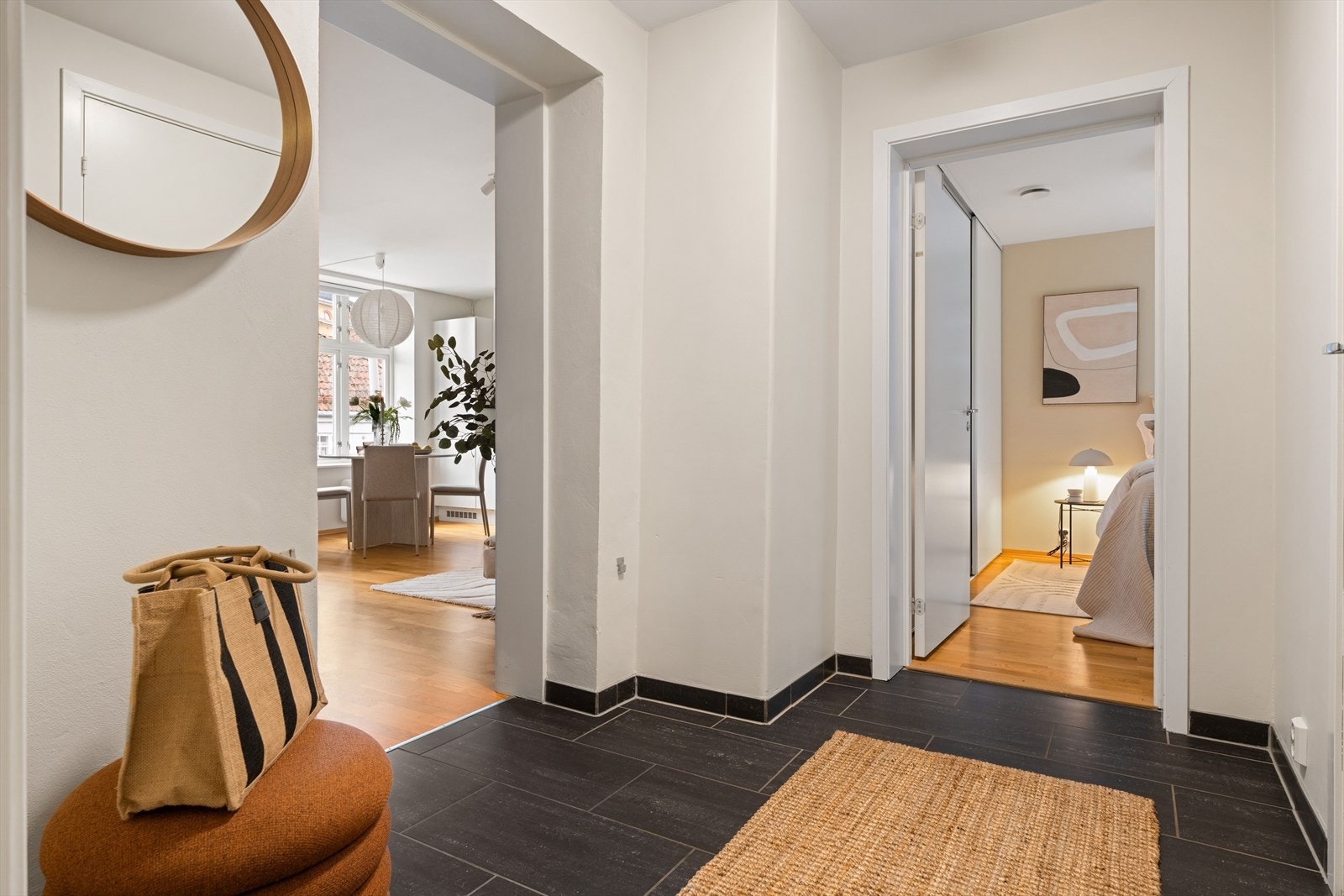 Leilighetens romslige entré på 4,3 kvm er flislagt og har godt med oppbevaringsplass for både ytterjakker og sko. Galleribilde