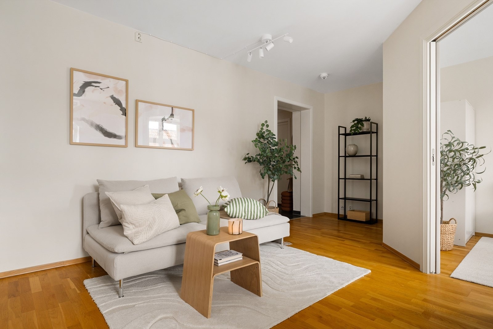 Stuen er målt til 18,4 kvm og har lyse og moderne farger. Galleribilde