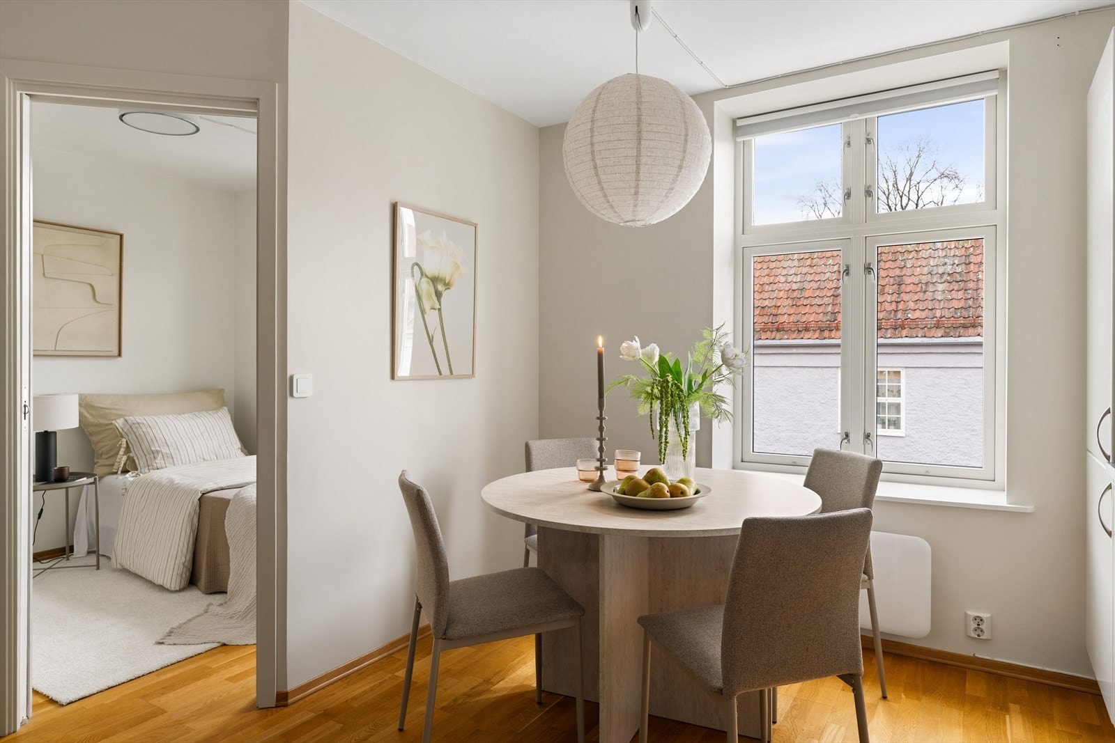 Leiligheten har flott parkettgulv og store vindusflater med dype karmer som tilbyr rikelig med naturlig innlys. Galleribilde