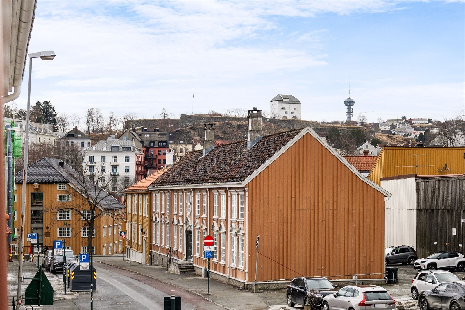 Her bor du i historiske omgivelser i en av Trondheims eldste gater skjermet for gjennomgangstrafikk. Galleribilde