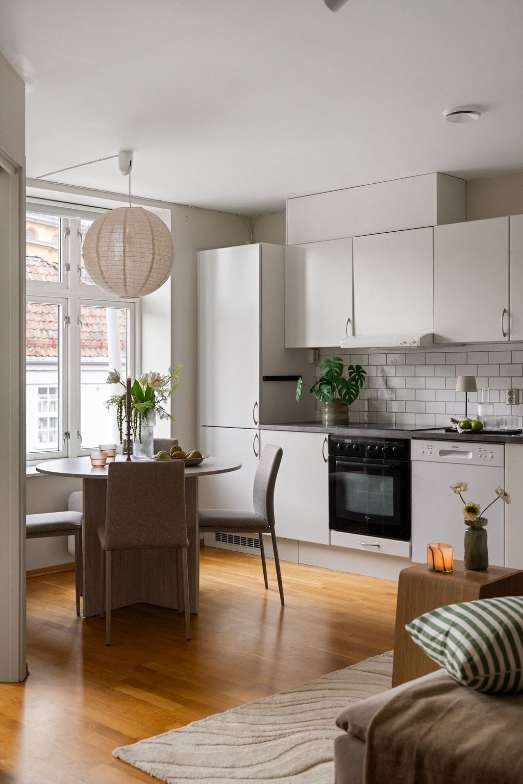 Kjøkkenet er videre utstyrt med oppvaskmaskin, stekeovn, platetopper og kombinert kjøl- og fryseskap. Galleribilde