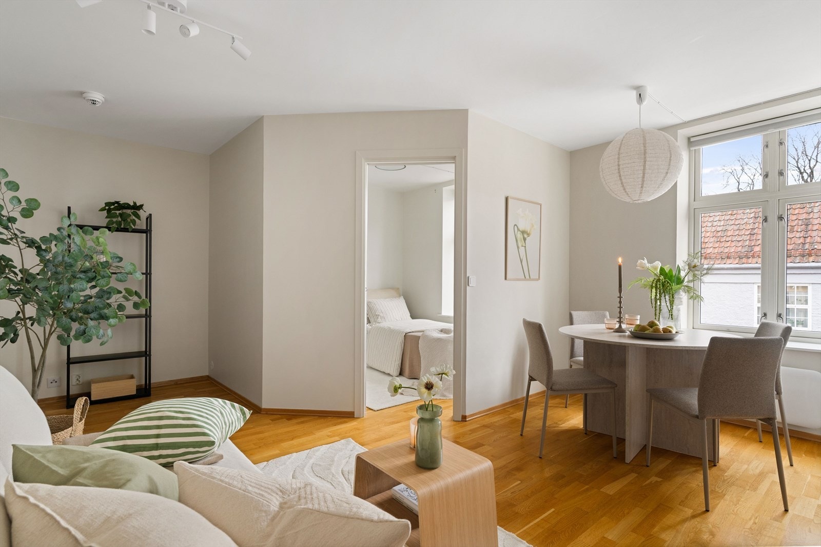 Leiligheten har en fleksibel planløsning hvor lettveggene enkelt kan fjernes til fordel for større stue og kjøkken. Galleribilde