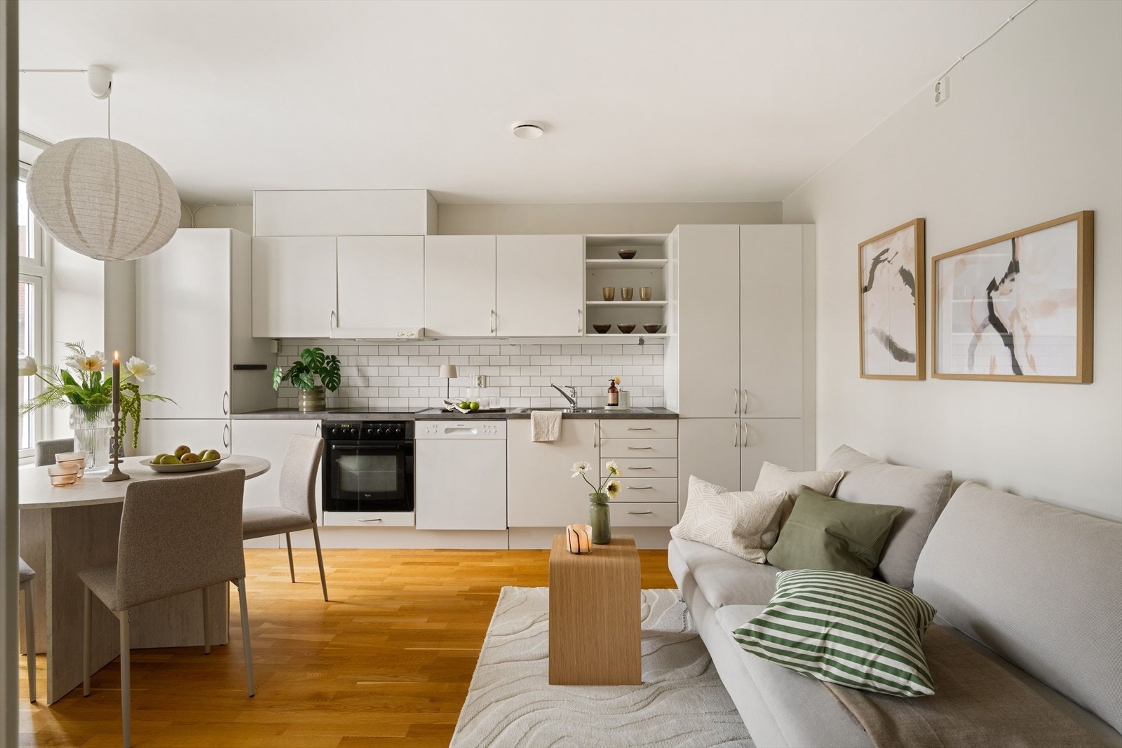 Kjøkkenet har fått TG1 av takstmannen og er innredet med hvite fronter og en grå benkeplate. På kjøkkenet har man rikelig med skap og benkeplass som gir gode oppbevaringsmuligheter og arbeidsrom Galleribilde