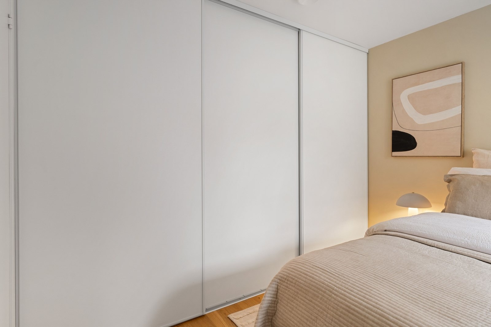 Det romslige hovedsoverommet har god plass til dobbeltseng og annet møblement. Her er det også et stort plassbygd garderobeskap for oppbevaring av klær. Galleribilde