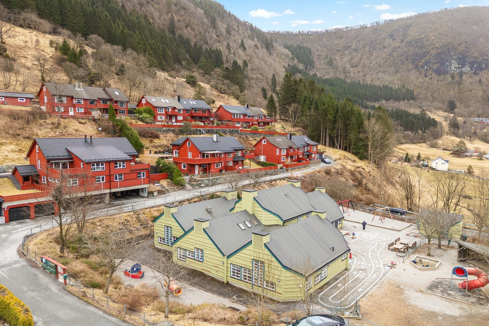 Rolig blindvei - Barnehage rett ved - Sentralt i Indre Arna Galleribilde