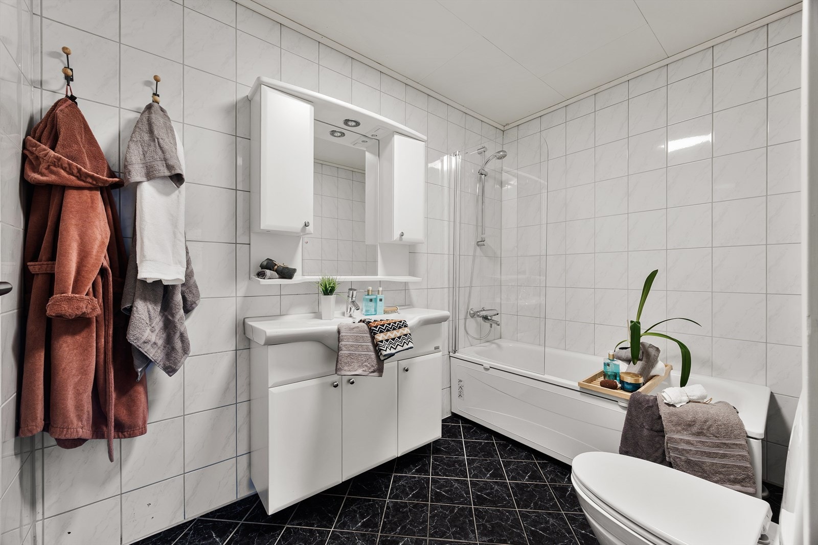 Helflist baderom/wc med varmekabler og badekar Galleribilde